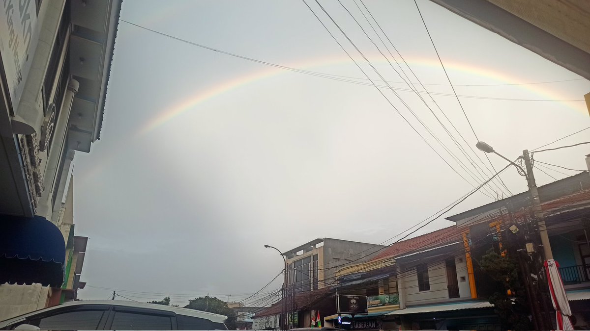 swanylicious's tweet photo. @PRFMnews pelangi min di langit Jl.kurdi Moh.Toha, kembar pelanginya... Mamacetan jd hepi liat pelangi... 🤩🤩 https://t.co/UpDCQQo6Og