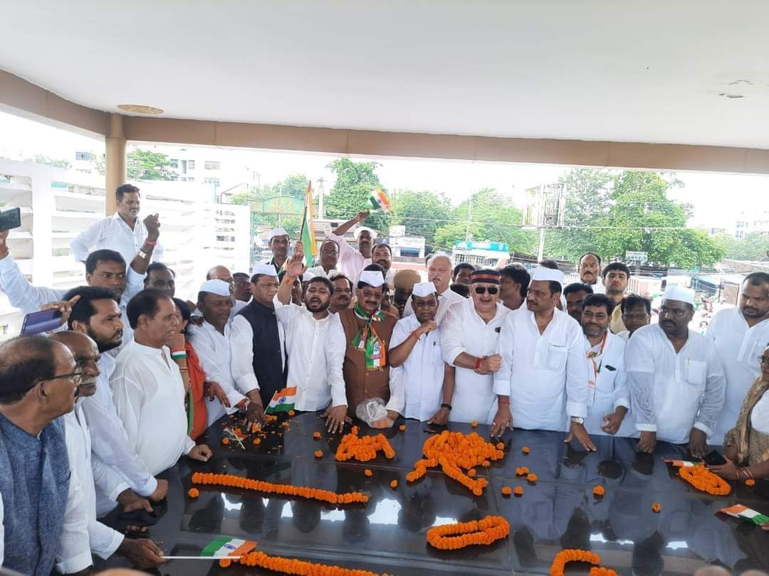 SantoshSevadal's tweet photo. आज़ादी गौरव यात्रा का आयोजन बिहार कांग्रेस मुख्यालय सदाकत आश्रम से प्रथम राष्ट्रपति देशरत्न डाक्टर राजेन्द्र प्रसाद जी के समाधिस्थल पर श्रद्धांजलि के पश्चात समाप्त हुआ ----जयहिंद, जय कांग्रेस, डाक्टर राजेंद्र प्रसाद---अमर रहें । https://t.co/GjzrNGsyRW