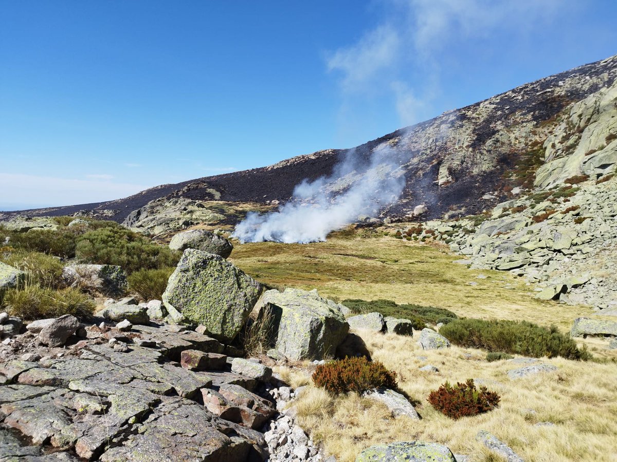 naturalezacyl's tweet photo. ¿Sabes por qué algunos #IIFF tardan tanto en darse por controlados o extinguidos? Las labores de remate y vigilancia pueden prolongarse mucho seg��n el terreno, la versión y los medios que hayan podido actuar

📸 Ayer una turbera de #IFCandelario volvió a activarse un mes después https://t.co/4iz0MaGlbT
