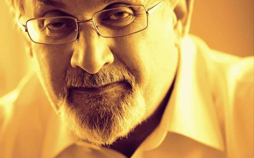 cafeandisheh's tweet photo. سلمان رشدی در نقل قول معروفی می گوید :
از همان آغاز، انسان برای توجیه اعمال توجیه ناپذیرش از خدا استفاده کرد.شاید هیچ انسانی به اندازه ی محمد از خدا برای توجیه اعمالش مایه نگذاشته باشد. کنیز و برده ی جنسی گرفت، زنانی که مثل خدیجه هم��ر خودش قبلا آزاد بودند را به زیر سلطه اش کشید⬇️ https://t.co/xkJnerZTJr