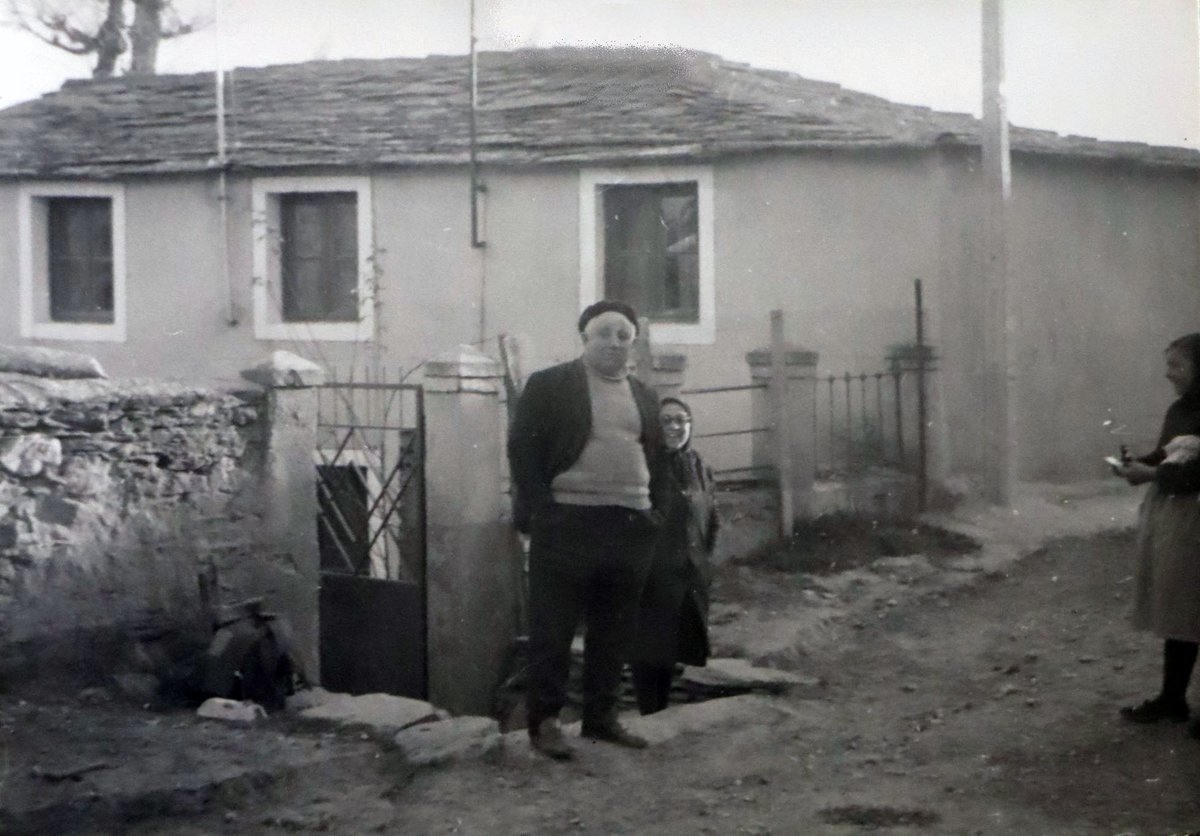 BenitoPellitero's tweet photo. Un hombre y dos mujeres frente a una casa en la calle Larga de la localidad de #Losacio, año 1971-1973.
Autor: Desconocido
Procedencia: Fototeca Benito Pellitero https://t.co/Wa87ZkpsWi