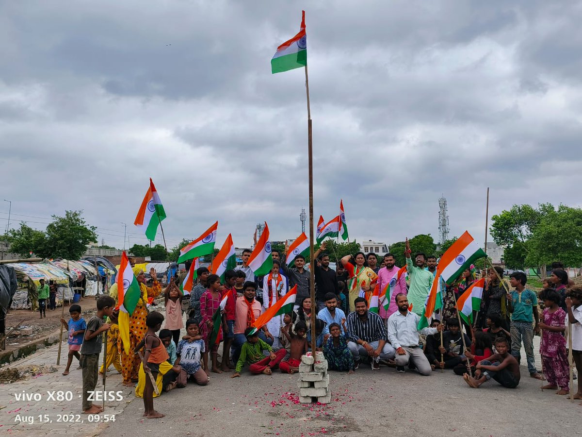 ABVPVoice's tweet image. अभाविप की राष्ट्रीय मंत्री @SakshiSinghIN ने कानपुर प्रांत में कानपुर विभाग के विभिन्न स्थानों पर #EkGaonEkTiranga अभियान के तहत ध्वजारोहण किया और तिरंगा यात्रा में भाग लिया।