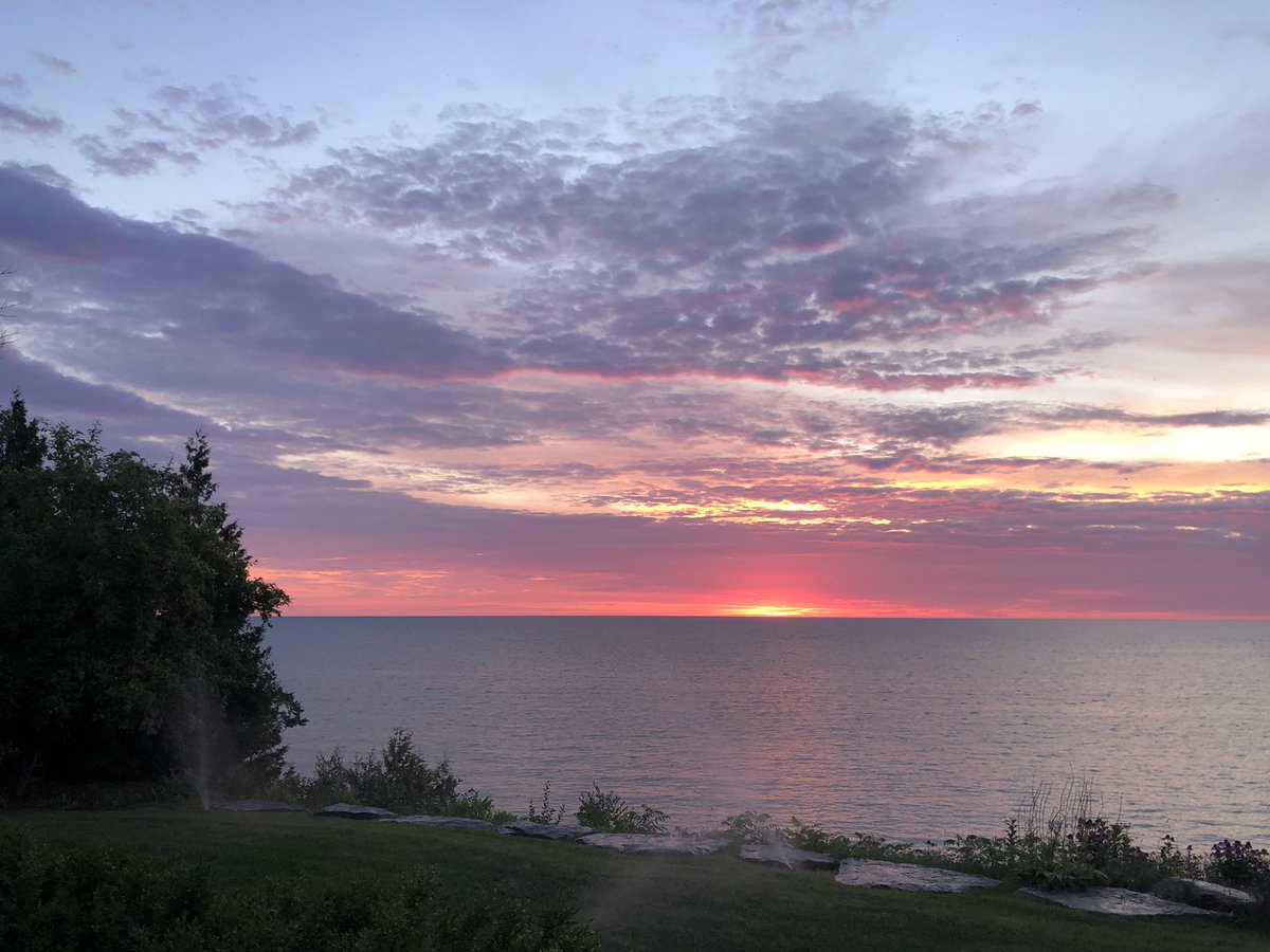 wandaeichler's tweet image. August skies. 67 degrees F at 6:15am. Sunset is 8:34 pm. The Grandsons start school today. #GreatLakes #LakeHuron #MichiganSummer #lavendardawn