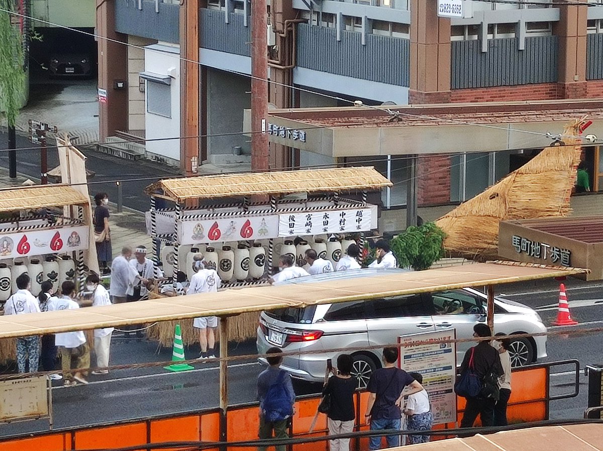 nschool2022's tweet photo. 長崎のお盆といえば精霊流し！
あいにくの雨ですが爆竹の音があちこちから聞こえてきます。
お世話になった越中先生の船も見送ることができました。
#精霊流し #長崎 #お盆 #越中先生 #越中哲也先生 #長崎市塾 #次世代型個別指導塾 #Nschool #長崎市パパ #長崎市ママ #新大工町商店街 #新大工 #馬町 https://t.co/9atZBQDD4f