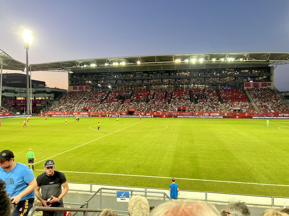 MarcoHoekstra74's tweet photo. Ondanks dat wedstrijd in evenwicht was, voelt 0-0 als winst. Nieuw Galgenwaard heeft trouwens veel gelijkenissen met ons nieuwe onderkomen, een echt voetbalstadion!🏟 #utrcam #mooifut #opnaareengoudentoekomst https://t.co/CcEuSOHhmk