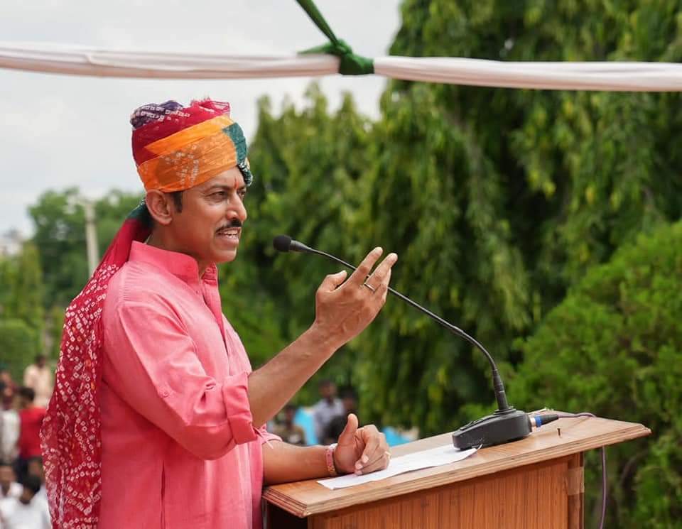 Ra_THORe's tweet photo. स्वतंत्रता दिवस के शुभ अवसर पर आज भवानी निकेतन प्रांगण, जयपुर में ध्वजारोहण कर छात्र-छात्राओं को संबोधित किया।

इस अवसर पर युवाओं से संविधान के आदर्शों और मूल्यों के प्रति प्रतिबद्धता सुनिश्चित करने व 'एक भारत श्रेष्ठ भारत' में योगदान देने का आह्वान किया।
वंदे मातरम!

#IndiaAt75 https://t.co/pcBI0XKc1K