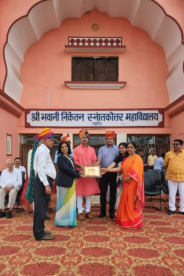 Ra_THORe's tweet photo. स्वतंत्रता दिवस के शुभ अवसर पर आज भवानी निकेतन प्रांगण, जयपुर में ध्वजारोहण कर छात्र-छात्राओं को संबोधित किया।

इस अवसर पर युवाओं से संविधान के आदर्शों और मूल्यों के प्रति प्रतिबद्धता सुनिश्चित करने व 'एक भारत श्रेष्ठ भारत' में योगदान देने का आह्वान किया।
वंदे मातरम!

#IndiaAt75 https://t.co/pcBI0XKc1K