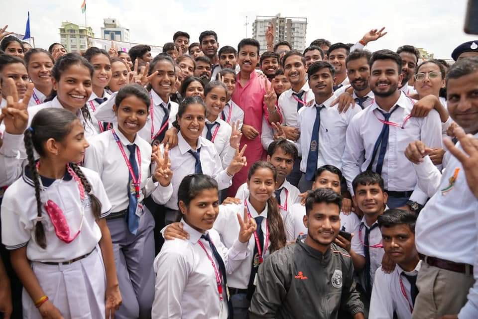 Ra_THORe's tweet photo. स्वतंत्रता दिवस के शुभ अवसर पर आज भवानी निकेतन प्रांगण, जयपुर में ध्वजारोहण कर छात्र-छात्राओं को संबोधित किया।

इस अवसर पर युवाओं से संविधान के आदर्शों और मूल्यों के प्रति प्रतिबद्धता सुनिश्चित करने व 'एक भारत श्रेष्ठ भारत' में योगदान देने का आह्वान किया।
वंदे मातरम!

#IndiaAt75 https://t.co/pcBI0XKc1K
