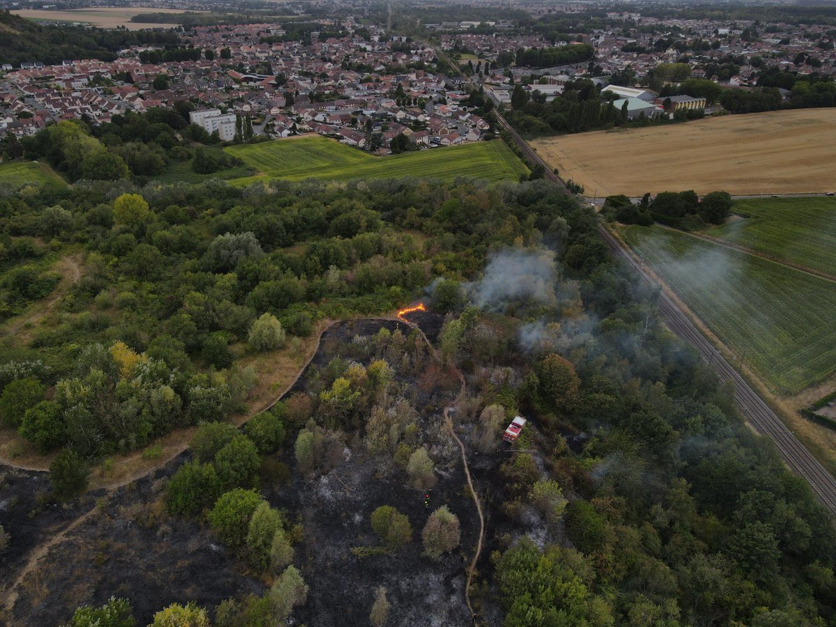 SDIS62's tweet photo. [🚨Retour en Images📸] Plus de 60 #sapeurspompiers appuyés d'un drone sont intervenus hier soir jusqu'à tôt ce matin pour un feu de végétation d'une superficie de 18 hectares au niveau des terrils à #MontignyenGohelle. Plusieurs hectares ont été préservés.
@RIGAUDphil 
@Prefet62 https://t.co/iKKhVdL40r