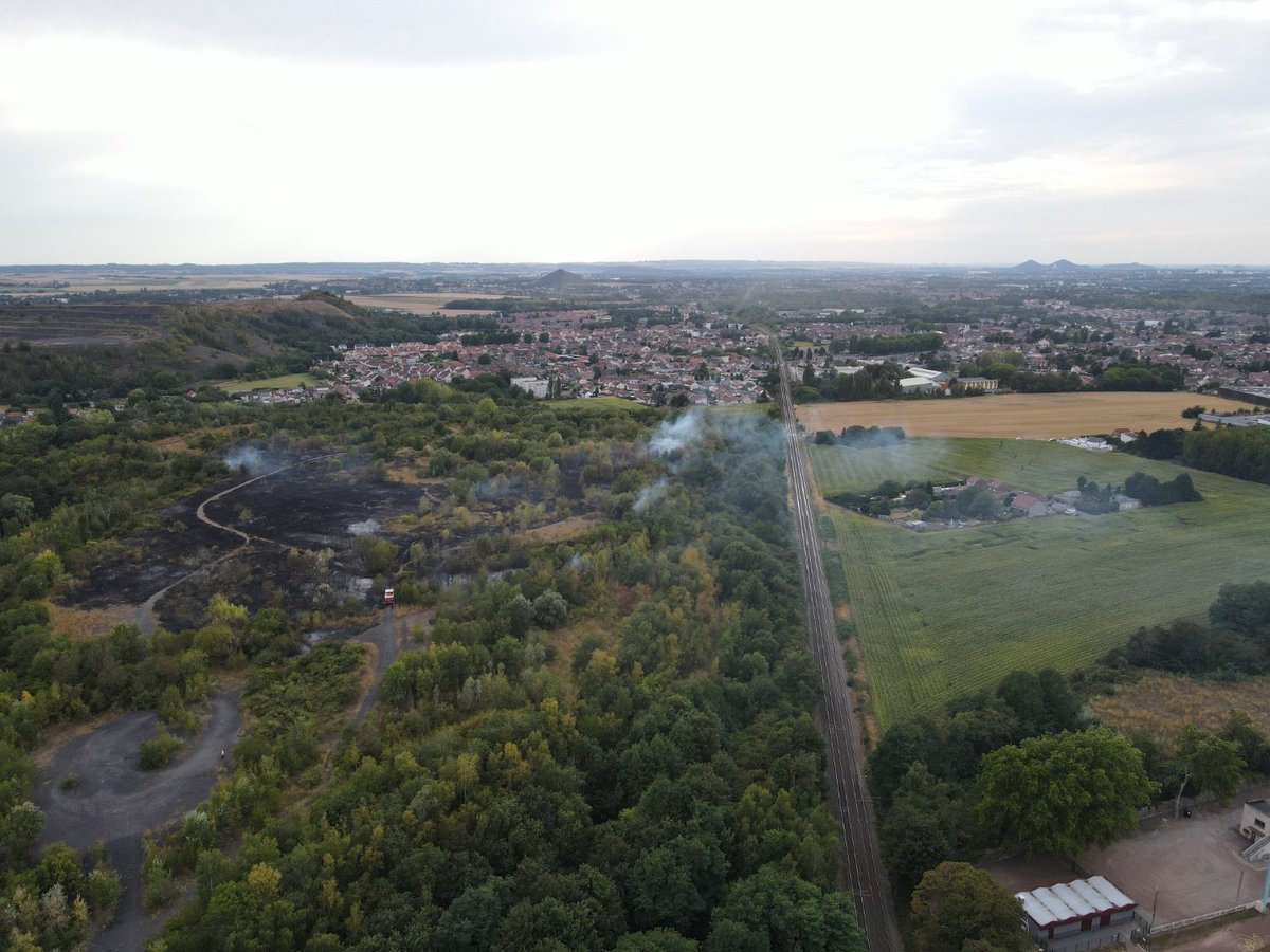 SDIS62's tweet photo. [🚨Retour en Images📸] Plus de 60 #sapeurspompiers appuyés d'un drone sont intervenus hier soir jusqu'à tôt ce matin pour un feu de végétation d'une superficie de 18 hectares au niveau des terrils à #MontignyenGohelle. Plusieurs hectares ont été préservés.
@RIGAUDphil 
@Prefet62 https://t.co/iKKhVdL40r