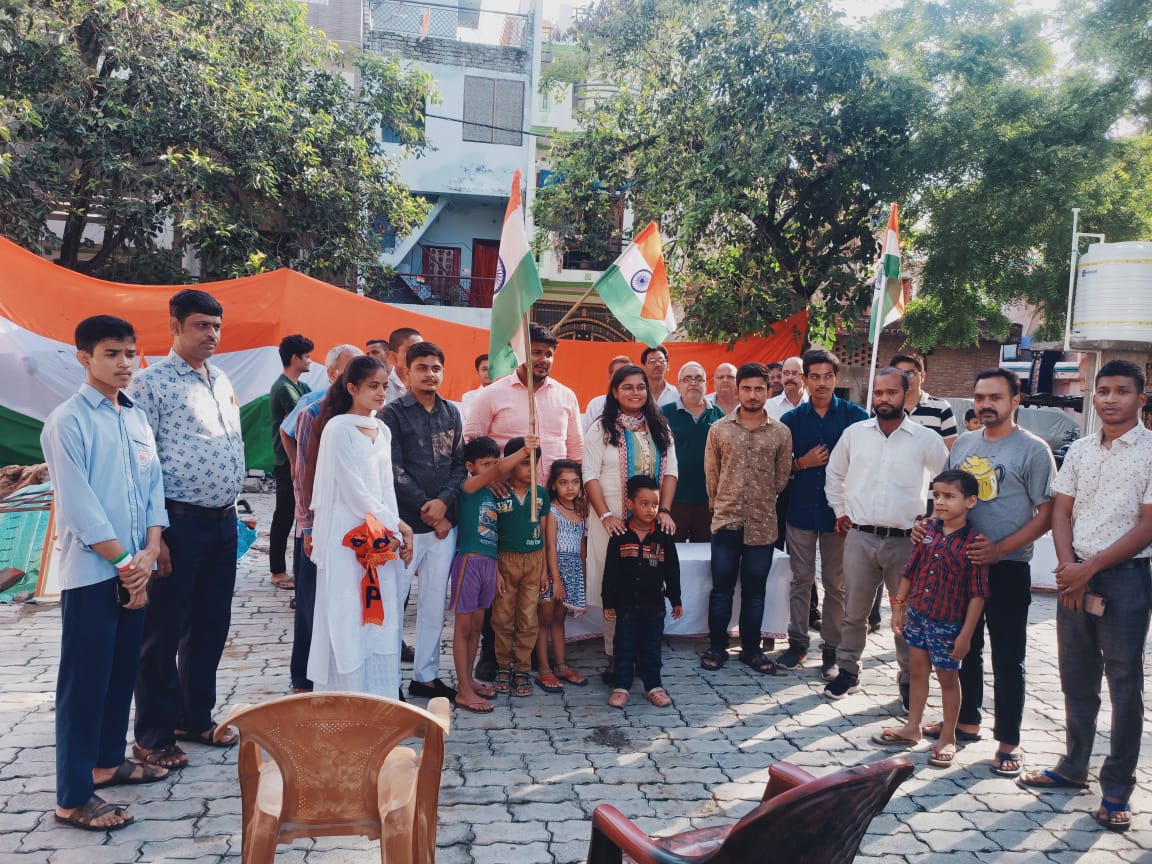 ABVPVoice's tweet image. अभाविप की राष्ट्रीय मंत्री @SakshiSinghIN ने कानपुर प्रांत में कानपुर विभाग के विभिन्न स्थानों पर #EkGaonEkTiranga अभियान के तहत ध्वजारोहण किया और तिरंगा यात्रा में भाग लिया।