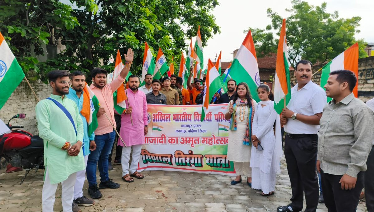 ABVPVoice's tweet image. अभाविप की राष्ट्रीय मंत्री @SakshiSinghIN ने कानपुर प्रांत में कानपुर विभाग के विभिन्न स्थानों पर #EkGaonEkTiranga अभियान के तहत ध्वजारोहण किया और तिरंगा यात्रा में भाग लिया।