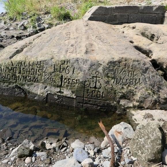 The record drought in Europe enabled us to discover several 'hunger rocks'. The date of this rock (located in the Elbe) is 1616, and it reads: "if you see me, cry!"
#Water #Drought2022