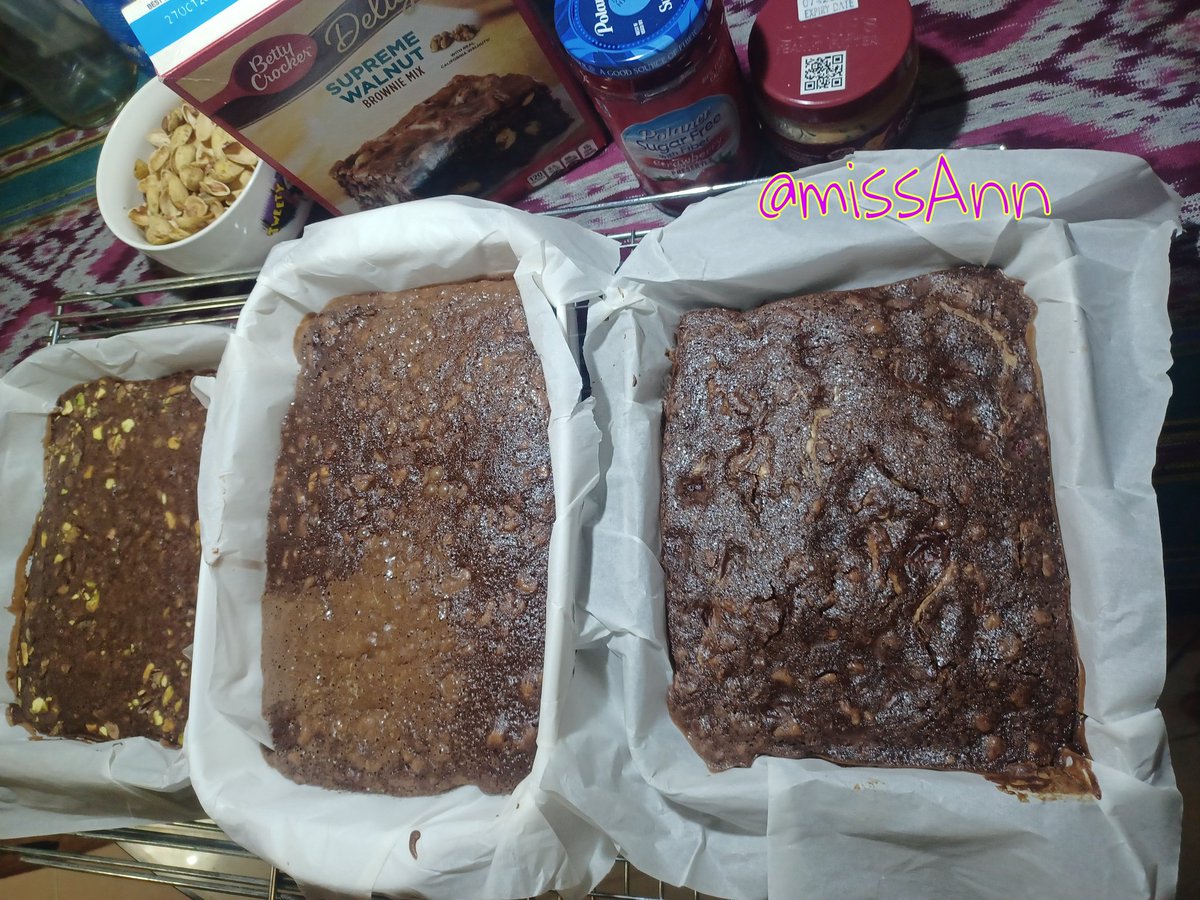 MAnnessentials's tweet photo. Dahil nag #buy1get1free ang #BettyCrocker sa #RoyalSubic, I have two boxes of delicious supreme walnut #brownie mix. 

To make it more exciting, i created two more flavours, one with peanut butter and strawberry jam, the other one with #pistacchio.
#homebake ❤️❤️❤️
#yum #dessert https://t.co/EGx9OYnMR2