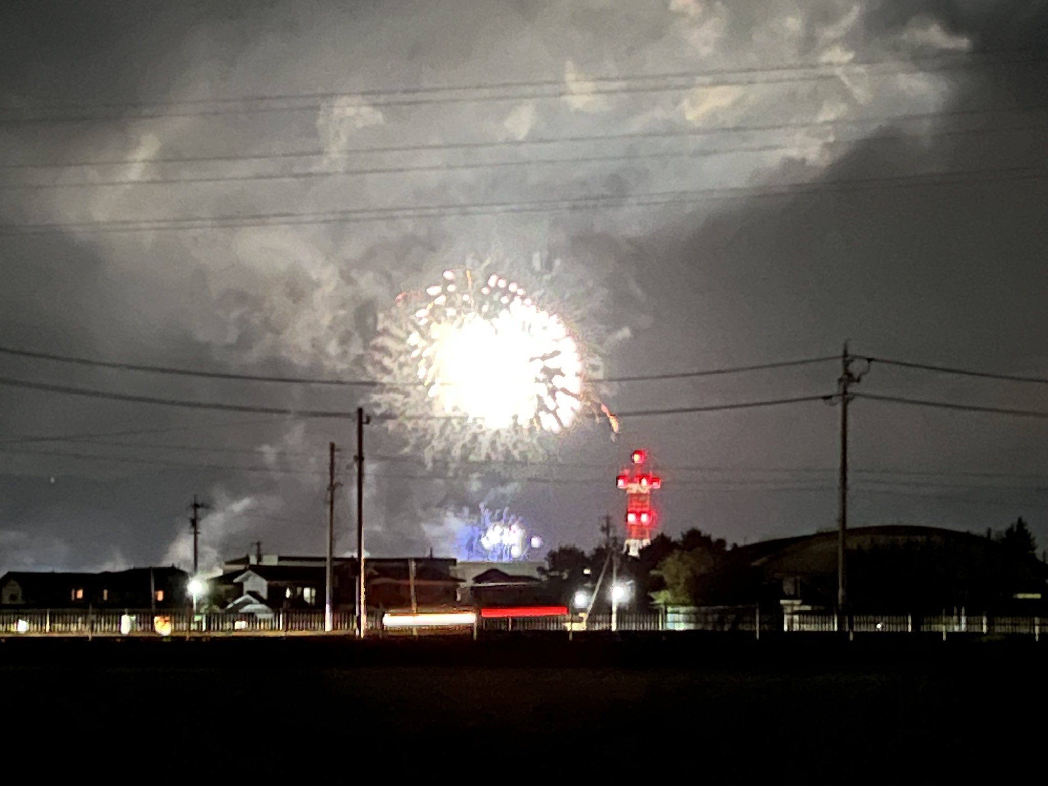 きんたろう on Twitter "近くで花火上がってる🎆 上手く撮れないね〜 https //t.co/lNdPcTxPIu" / Twitter(03)