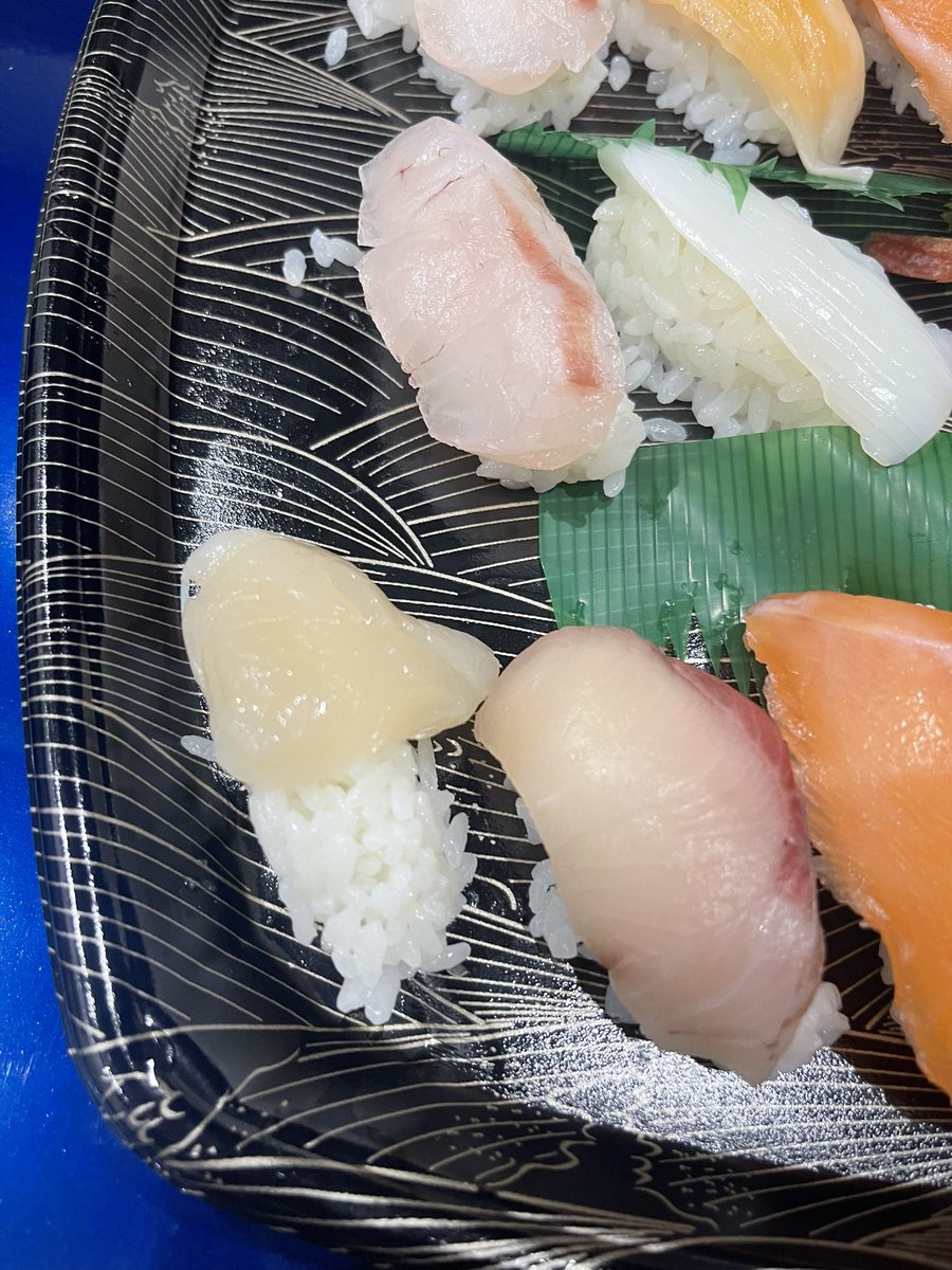 saegusaww's tweet photo. 最近のスシローはネタが半分のサイズしかないのだろうか😢 https://t.co/Bk6SQpygsl