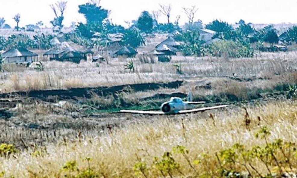 avioesFAP_hist's tweet photo. ‘How low can you go?’ A Portuguese AF T-6 flying at extreme low level in Angola (1969) (📷 Gonçalo Carvalho) #t6g #lowlevelflying #harvardt6 #at6texan
#t6harvard #warbird #t6harvard #forcaaereaportuguesa #airpower https://t.co/yj9dPrNCOl