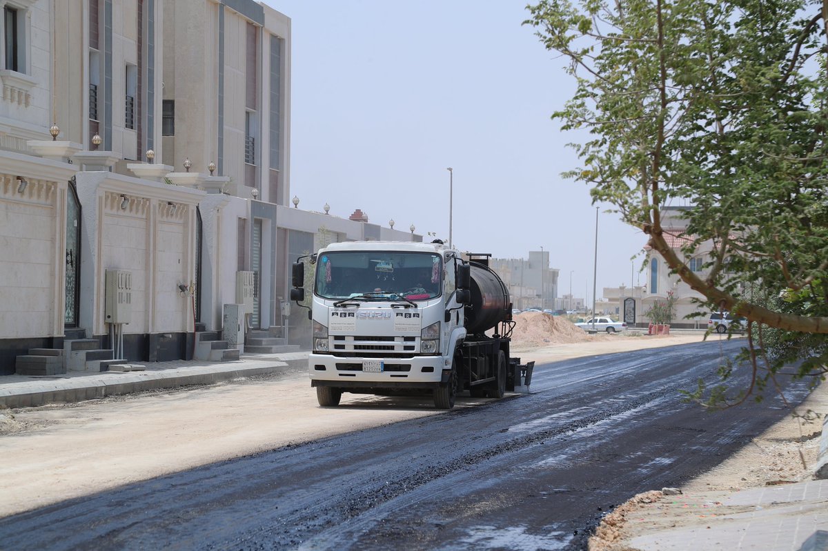 Khobar_mun's tweet photo. #بلدية_الخبر : بمتابعة معالي أمين المنطقة الشرقية المهندس فهد الجبير .. بدء أعمال السفلتة في العزيزية انطلاقا من حي الصواري في #الخبر مما يسهم في رفع مستوى الخدمات المقدمة للمواطنين والمقيمين في أحياء العزيزية https://t.co/EpRyR465RR