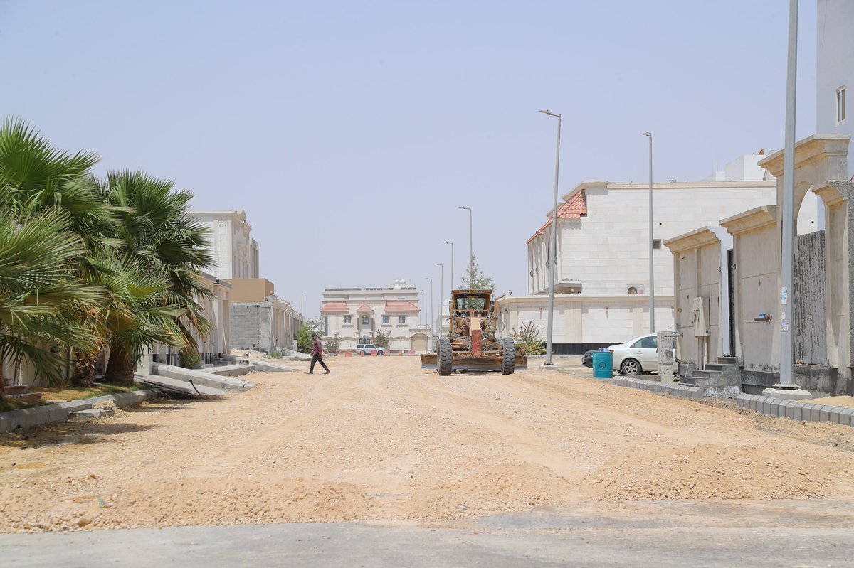 Khobar_mun's tweet photo. #بلدية_الخبر : بمتابعة معالي أمين المنطقة الشرقية المهندس فهد الجبير .. بدء أعمال السفلتة في العزيزية انطلاقا من حي الصواري في #الخبر مما يسهم في رفع مستوى الخدمات المقدمة للمواطنين والمقيمين في أحياء العزيزية https://t.co/EpRyR465RR