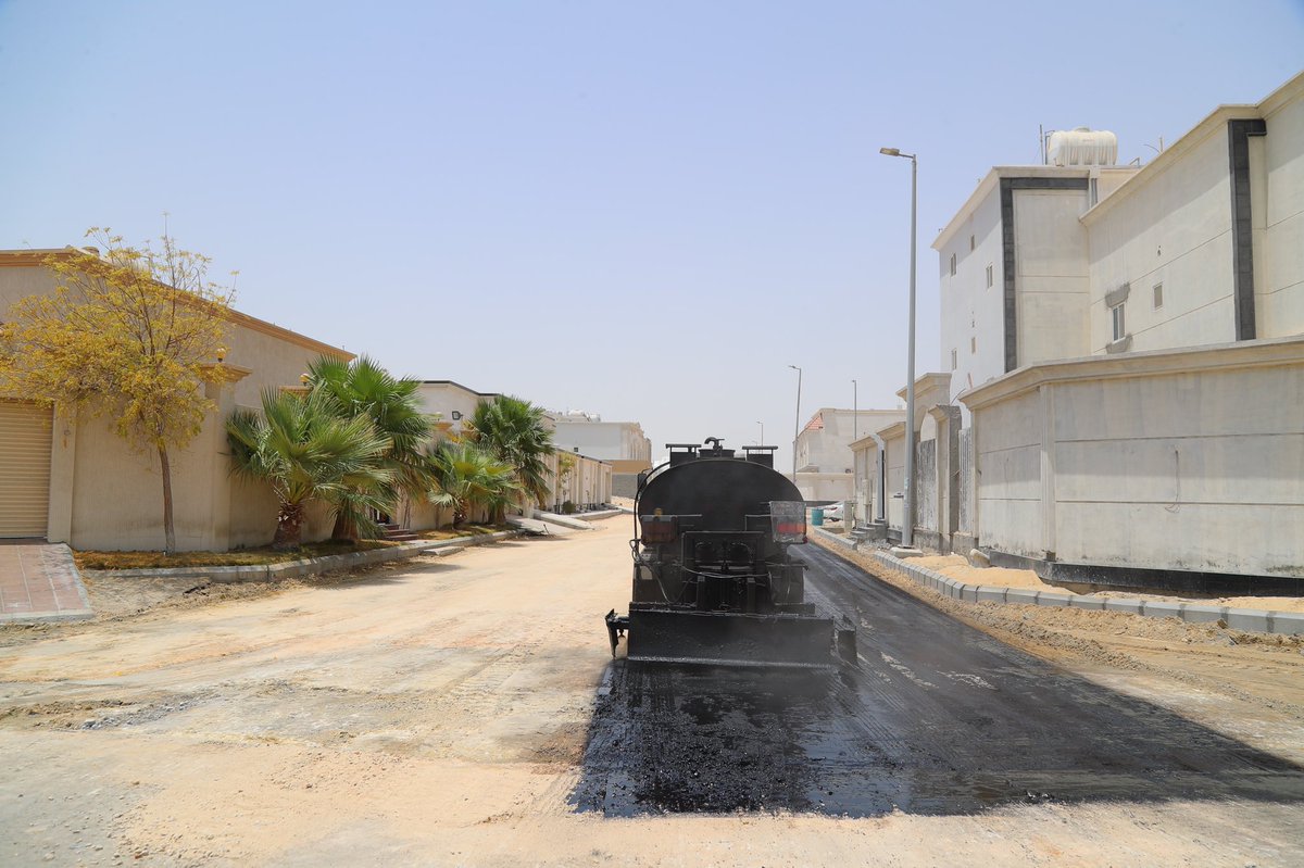 Khobar_mun's tweet photo. #بلدية_الخبر : بمتابعة معالي أمين المنطقة الشرقية المهندس فهد الجبير .. بدء أعمال السفلتة في العزيزية انطلاقا من حي الصواري في #الخبر مما يسهم في رفع مستوى الخدمات المقدمة للمواطنين والمقيمين في أحياء العزيزية https://t.co/EpRyR465RR