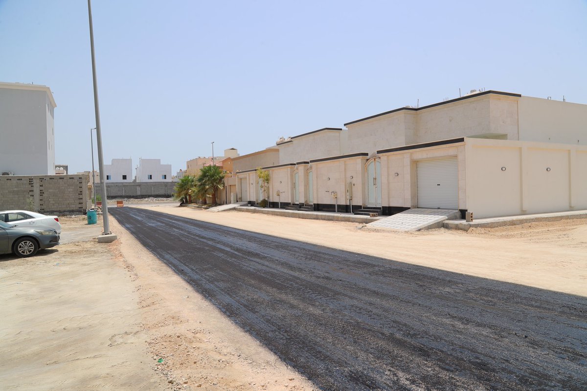 Khobar_mun's tweet photo. #بلدية_الخبر : بمتابعة معالي أمين المنطقة الشرقية المهندس فهد الجبير .. بدء أعمال السفلتة في العزيزية انطلاقا من حي الصواري في #الخبر مما يسهم في رفع مستوى الخدمات المقدمة للمواطنين والمقيمين في أحياء العزيزية https://t.co/EpRyR465RR