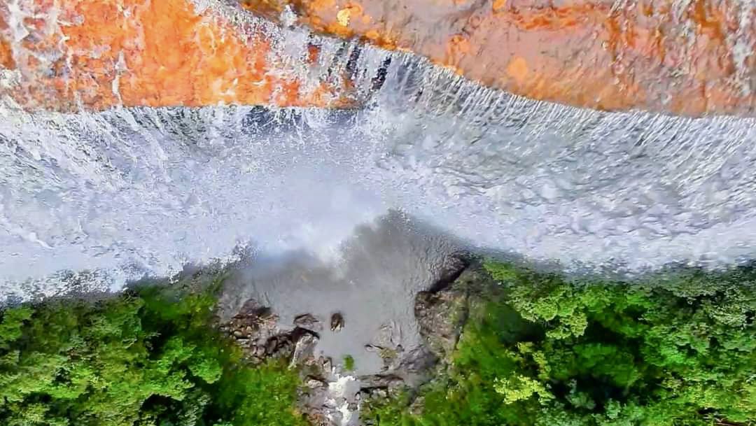 Bremley_Lyngdoh's tweet image. Welcome to Riat Lwai waterfall in #Meghalaya. The shot was taken by the drone when the majestic look salutes the nation by boasting it is tri colour reflections as we celebrate the #75independenceday🇮🇳 and the 50th anniversary of Meghalaya as an #autonomousstate in of #India 🇮🇳