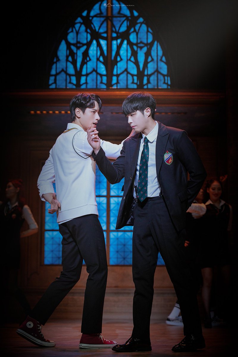 Jardin_dhiver_'s tweet photo. 220814 6시 30분 베어 더 뮤지컬 <순례자의 손>
윤승우 / 제이슨 役
박정원 / 피터 役
_
내 천한 손, 그대 성소 더럽혀 https://t.co/1YkkrEQBFb
