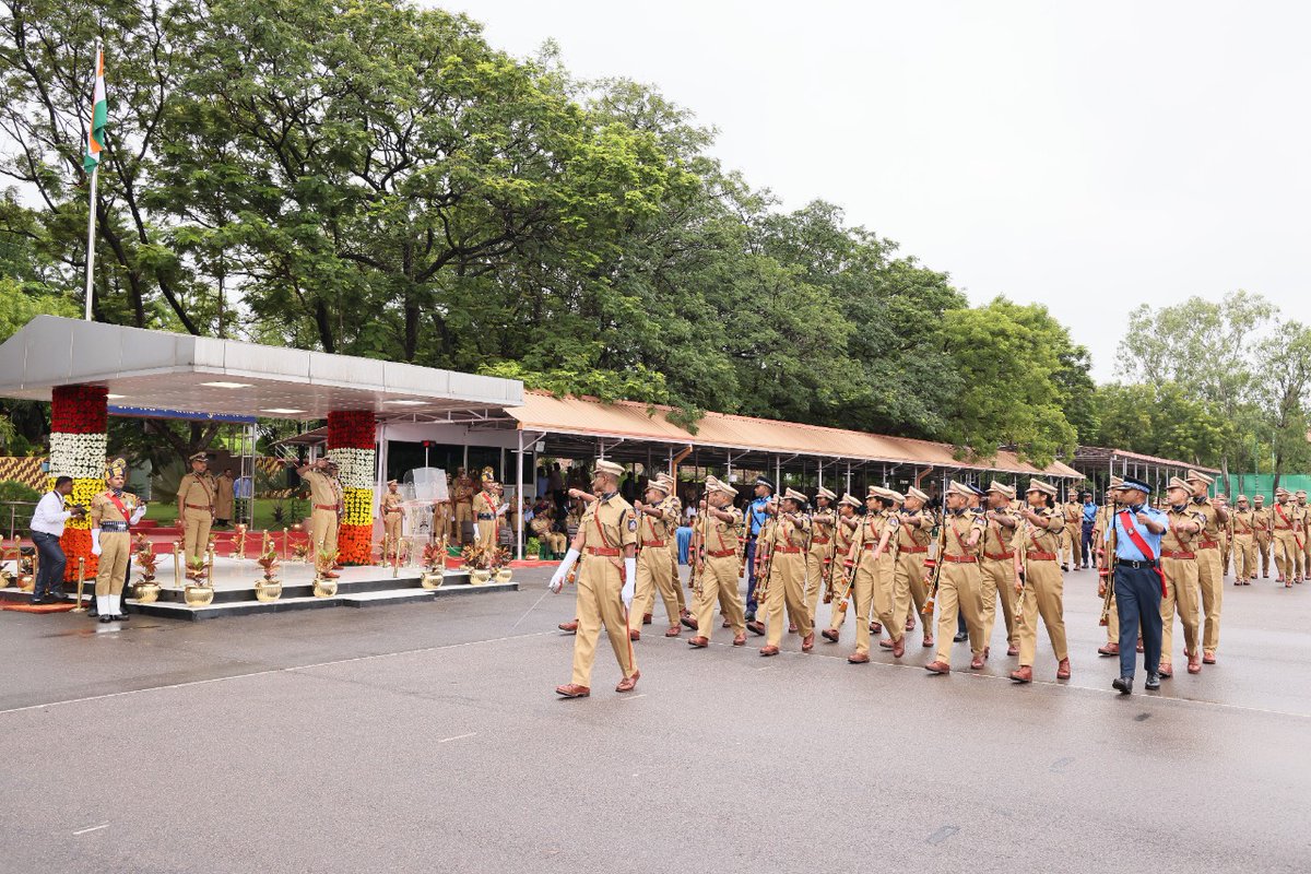 svpnpahyd's tweet photo. Shri Anmol Mittal, IPS(P) of 74RR commanded platoon no.7 of the Independence day parade. He is borne on the Maharashtra cadre. https://t.co/fTgYE3BZRm