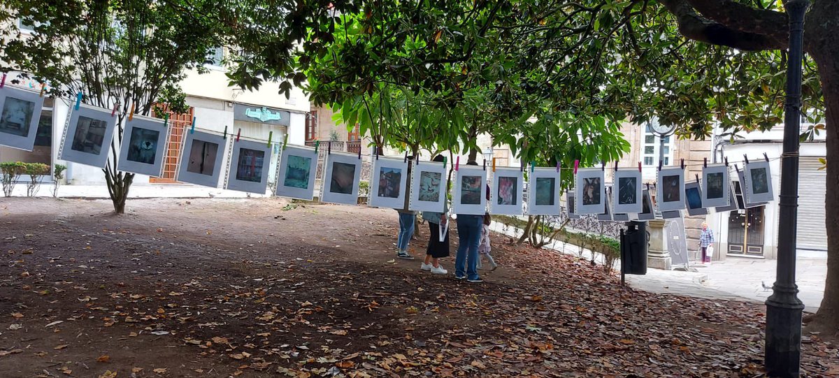 aSega_critica's tweet photo. Ao longo de todo o día, poderedes ver, no Campo da Fariña, unha exposición das fotografías de Maribel Longueira que aparecen en “Papagaio”, libro conxunto con #LuísaVillalta.
#DGL22 #DíadasGalegasnasLetras #IXDGL
📸Patricia Porto Paderne https://t.co/dzCf1ok0Or