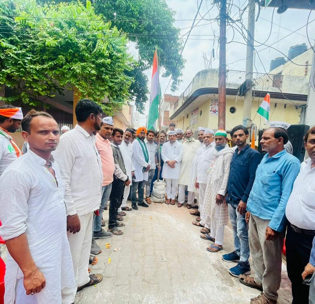 AnkushAAP's tweet photo. आज़ादी की 76वीं वर्षगांठ पर गौरवमय तिरंगे को गौरवमय सलाम..
@AAP4Meerut जिला कार्यालय व अन्य स्थानों पर साथियों के साथ ध्वजारोहण किया।
हम प्रतिज्ञा करते है तिरंगे के नीचे खड़े हर बच्चे को शानदार शिक्षा, हर नागरिक को बेहतरीन स्वास्थ्य सेवाएं, सभी को बराबरी का अधिकार व सम्मान देंगे। https://t.co/zDmFH7BPwO