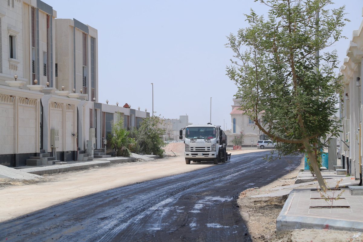 Khobar_mun's tweet photo. #بلدية_الخبر : أعمال السفلتة تشمل كامل حي الصواري في العزيزية والجزء المتبقي من حي الشراع وذلك ضمن حزمة من المشاريع التنموية في أحياء العزيزية بمحافظة الخبر اضافة الى مشاريع لردم وفتح وتسوية الشوارع في المخططات السكنية، وردم المستنقعات بالعزيزية https://t.co/N33Ci7Q3V3