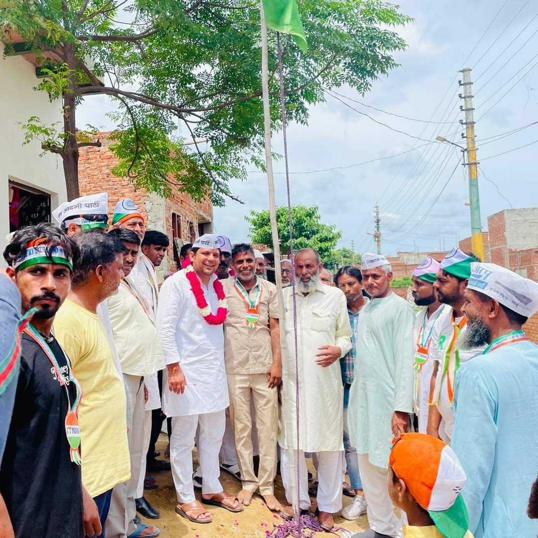 AnkushAAP's tweet photo. आज़ादी की 76वीं वर्षगांठ पर गौरवमय तिरंगे को गौरवमय सलाम..
@AAP4Meerut जिला कार्यालय व अन्य स्थानों पर साथियों के साथ ध्वजारोहण किया।
हम प्रतिज्ञा करते है तिरंगे के नीचे खड़े हर बच्चे को शानदार शिक्षा, हर नागरिक को बेहतरीन स्वास्थ्य सेवाएं, सभी को बराबरी का अधिकार व सम्मान देंगे। https://t.co/zDmFH7BPwO