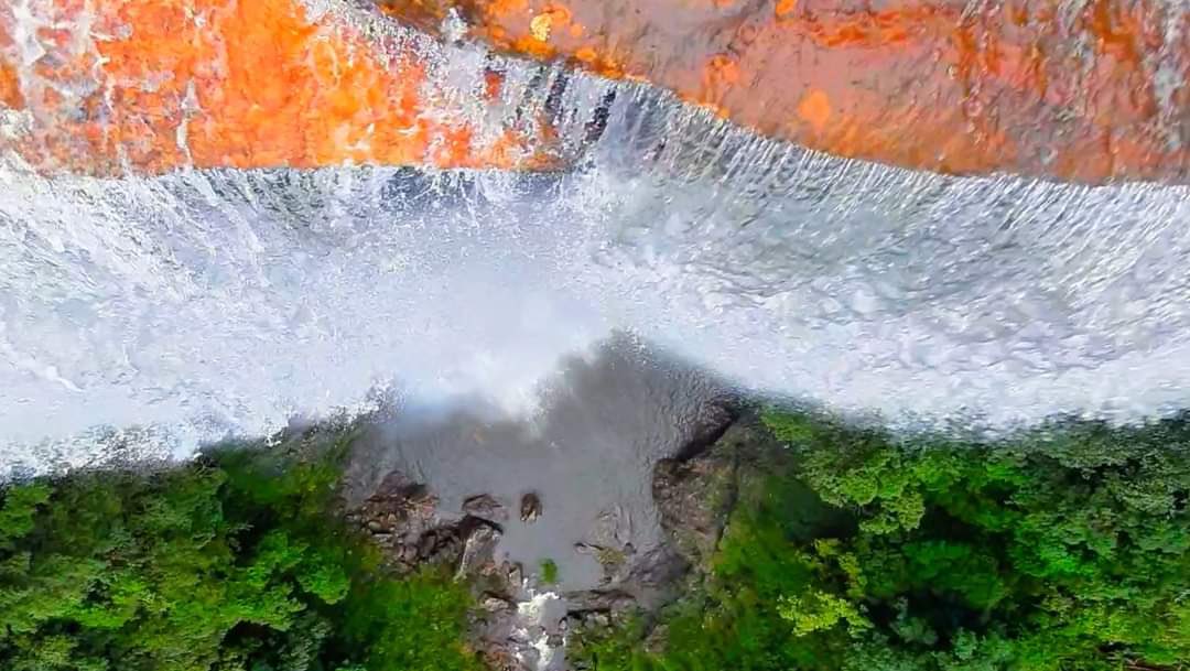 SangmaConrad's tweet photo. A great shot of Riat Lwai, a waterfall in the Khasi Hills of #Meghalaya showing hues of the #Tricolour today on #IndependenceDay

@narendramodi @kishanreddybjp @MDoNER_India https://t.co/M23h9PxcIv