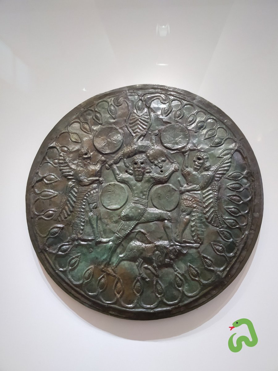 Merrirrous2001's tweet photo. Buenos días buena gente de mi TL 🌞
Los Curetes danzaban y golpeaban sus escudos con sus espadas para que Cronos no oyera el llanto de Zeus. Escudo votivo de bronce representando esta escena.  S. VII a.e.c. Encontrado en la Cueva del Monte Dicteon. #AgostoEnCreta 
Sed felices 😘 https://t.co/vf9ymCcebc