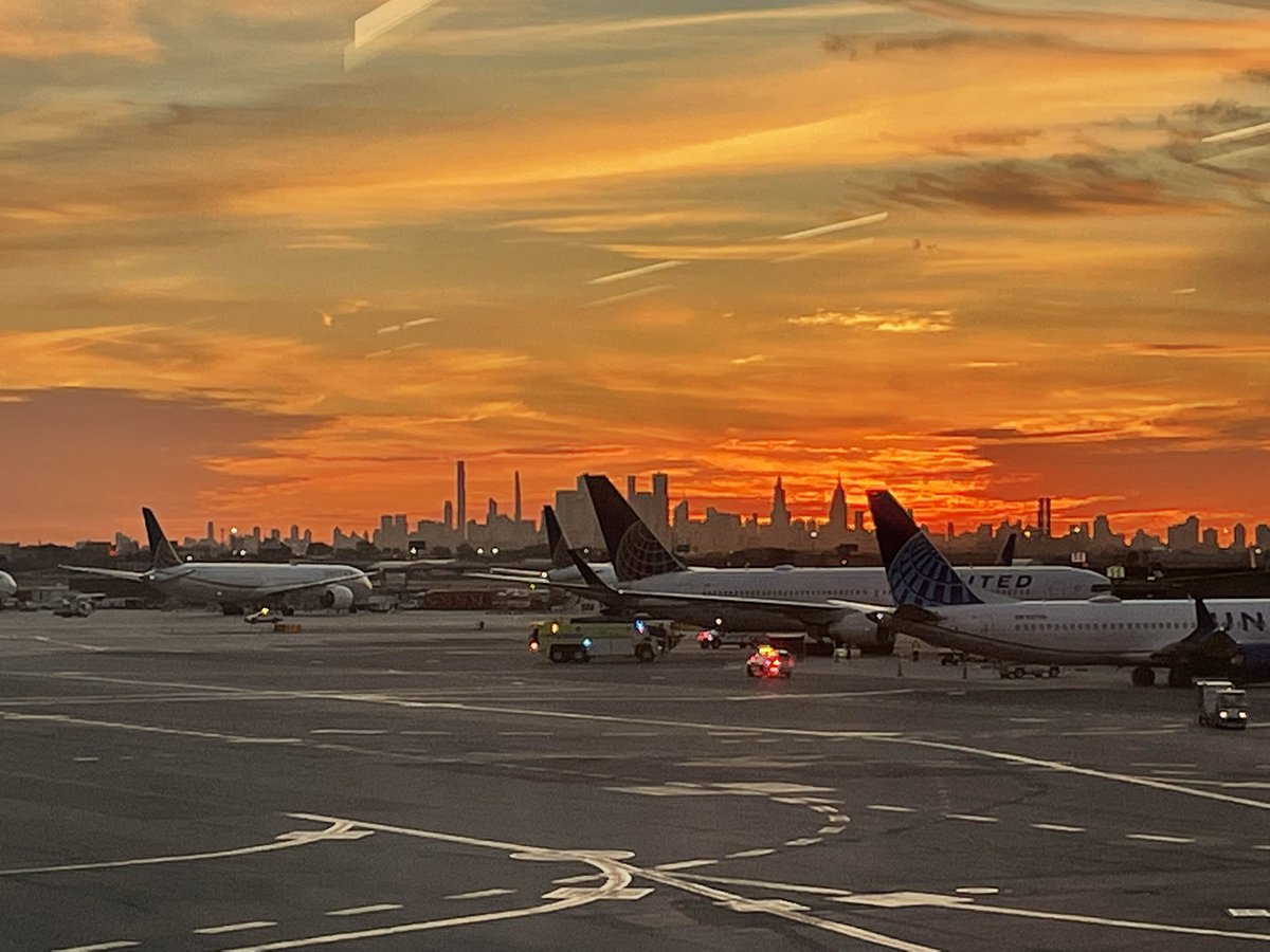 Happy Monday! Beautiful Sunrise in EWR to start the day! Week 2 with my Core4 New Hires. #GoodLeadsTheWay #UnitedConsistencyTeam #Core4Live @MikeHannaUAL @rodney20148 @UA_Ramp_Proud @csarkari @KevinSummerlin5 @BsquaredUA