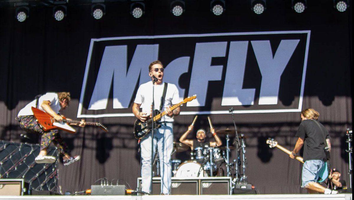 Liveafterracing's tweet photo. It's all about you @mcflymusic! An amazing show this weekend at @DoncasterRaces - thanks to everyone who joined us in the sunshine 😎

#mcfly #liveafterracing #summer #gig #youngdumbthrills 

📸 @WrenThruALens https://t.co/WHmOLX38Qx