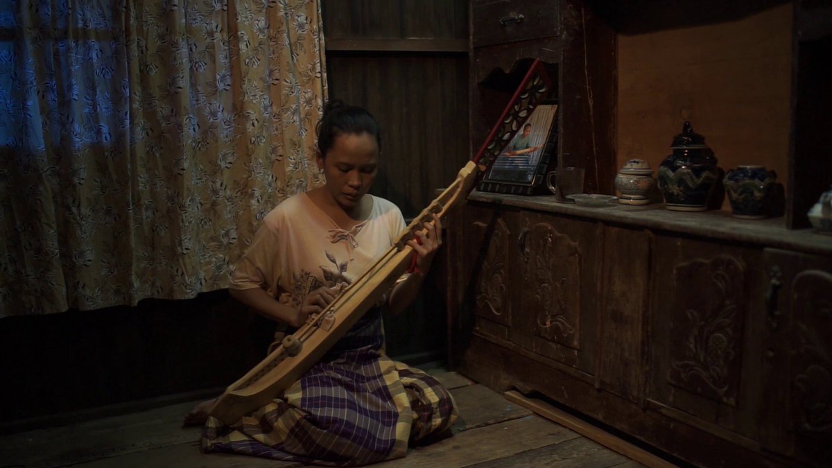 Rindu Tenggelam
Magung Budiman, Indonesia, 2019

Seorang anak bernama Kaco melihat ibunya menunggu suaminya yang pergi melaut dan tak kunjung kembali. Hubungan ibu dan anak yang tadinya renggang, berubah saat musik “sayang-sayang” khas mandar menyatukan mereka.