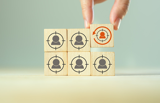 Entras en una web en busca de un producto. Miras y vuelves a mirar y te vas a otra web. Lo dejas. Y, de repente, un anuncio sobre el producto que estabas consultando o similar. ➡️ Tienes delante un anuncio de retargeting. En Zip Zap somos expertos en estos anuncios. ¿Te ayudamos?