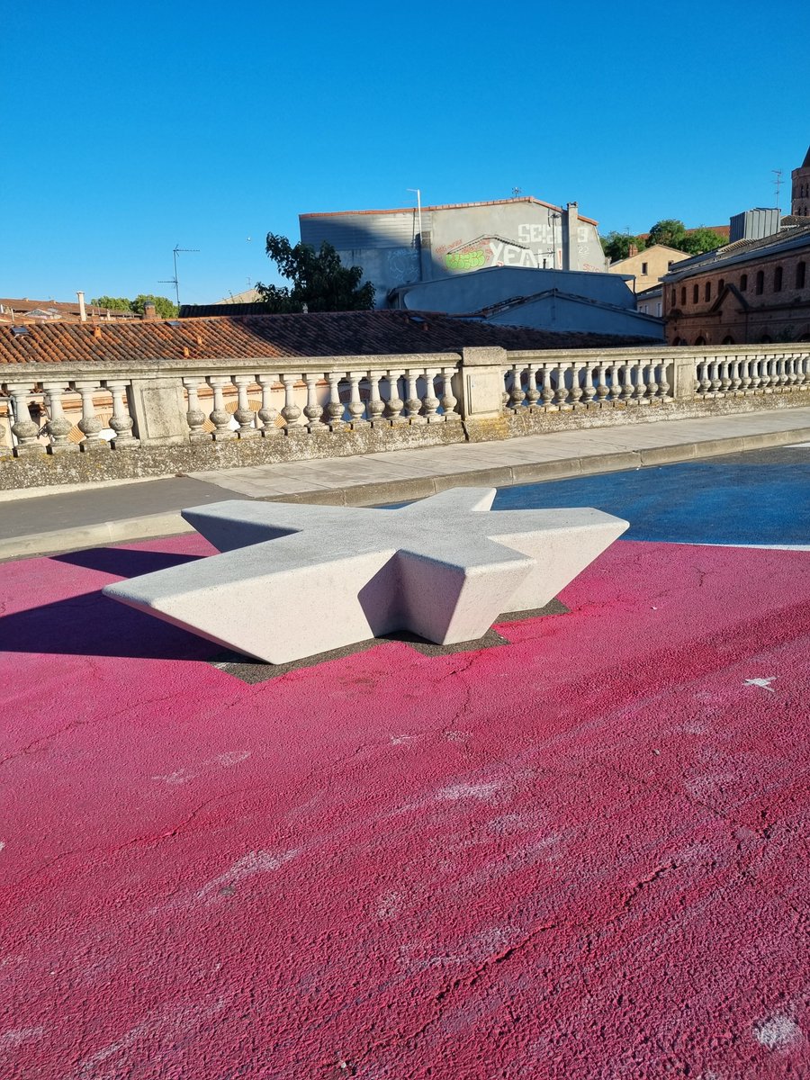 odile31's tweet photo. A #Toulouse excellente initiative les modes doux sur le #PontStPierre mais encore une fois l'accessibilité a été sacrifiée par @toulouse @jlmoudenc et c'est dangereux pour les aveugles, + illégal
Aucune séparation détectable à la canne entre flux cycles et piétons + des obstacles https://t.co/WVqVoGLiQx