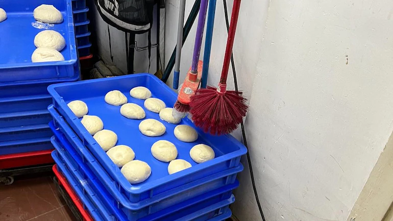 Domino’s India responds after pic of mops hanging above trays of pizza dough at their Bengaluru outlet goes viral

indiatoday.in/trending-news/…

#DominosIndia #Bengaluru #Pizza
