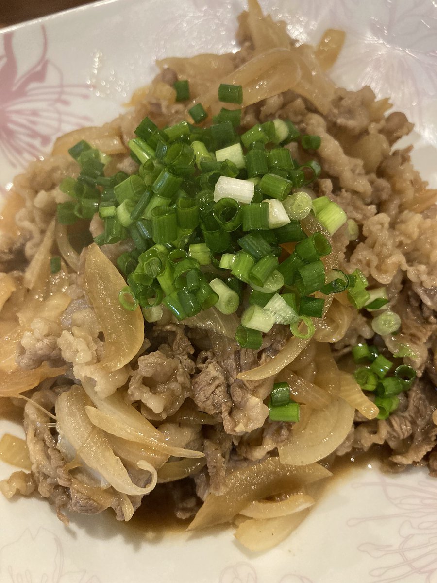 akico3979's tweet photo. この前、淡路島を通過した時に買ったら玉ねぎを使って、牛皿。
あまーい。もちろん、お砂糖未使用。 https://t.co/LC0L42PFYu