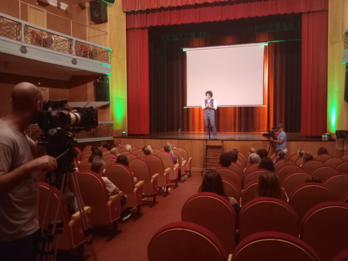feriadeteatro's tweet photo. 📽️🔮Este fin de semana estuvimos con el equipo de @unpaismagicoTVE, que se acercó a #CiudadRodrigo para grabar un capítulo de su maravilloso programa, cuya séptima temporada se emitirá en otoño 🍂en @la2_tve ¡¡Estaremos muy pendientes!! Gracias @MigueldeLucasTV y equipo #25FT https://t.co/vA6YRbvX8t