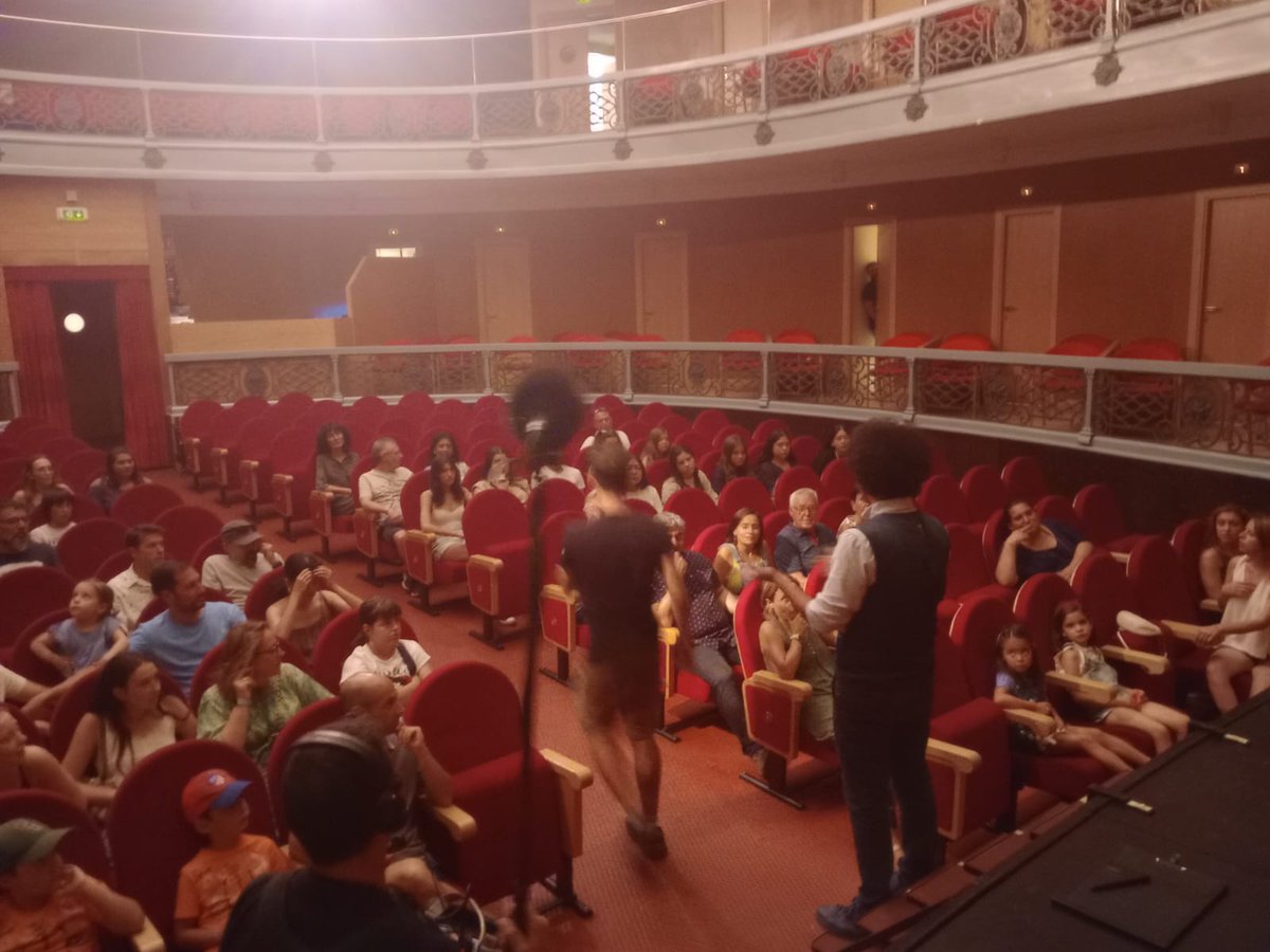 feriadeteatro's tweet photo. 📽️🔮Este fin de semana estuvimos con el equipo de @unpaismagicoTVE, que se acercó a #CiudadRodrigo para grabar un capítulo de su maravilloso programa, cuya séptima temporada se emitirá en otoño 🍂en @la2_tve ¡¡Estaremos muy pendientes!! Gracias @MigueldeLucasTV y equipo #25FT https://t.co/vA6YRbvX8t
