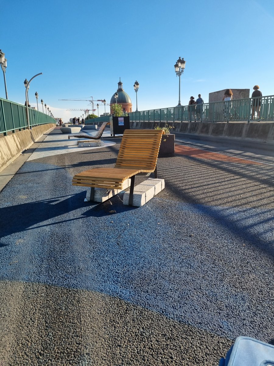 odile31's tweet photo. A #Toulouse excellente initiative les modes doux sur le #PontStPierre mais encore une fois l'accessibilité a été sacrifiée par @toulouse @jlmoudenc et c'est dangereux pour les aveugles, + illégal
Aucune séparation détectable à la canne entre flux cycles et piétons + des obstacles https://t.co/WVqVoGLiQx