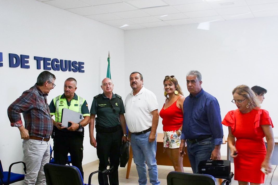 #Teguise refuerza la seguridad y los servicios de transporte para sus fiestas de Caleta de Famara👏🏻El grupo de Gobierno coordina los detalles del plan de seguridad con los técnicos y servicios de emergencias ante la previsión de una masiva afluencia del 22 al 28 de agosto ✅