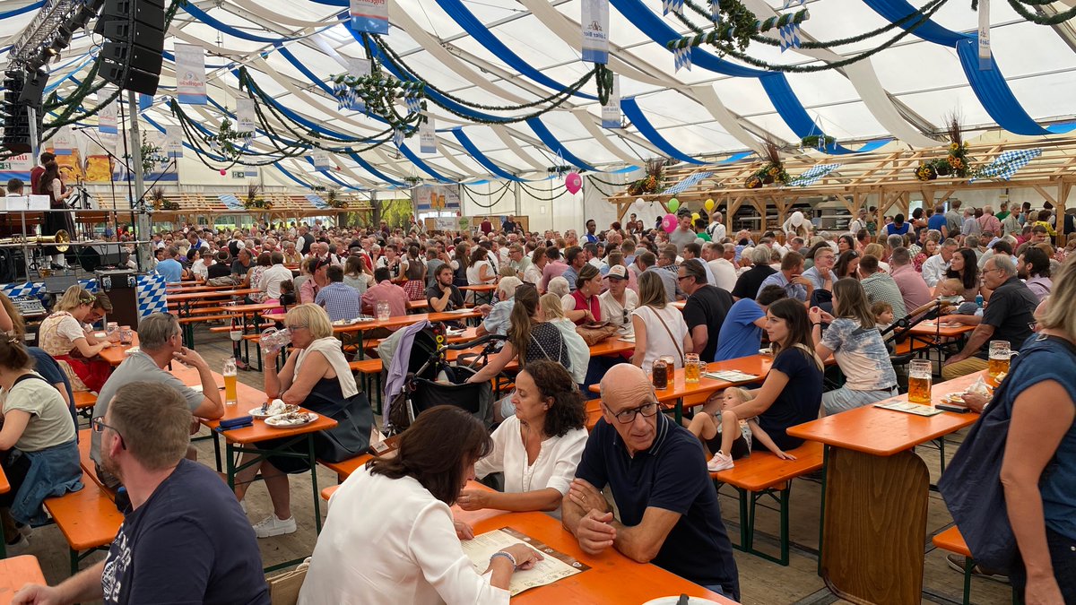 harry128_3's tweet photo. @SHomburg Heute mal ins #AlienLand „Bierzelt“ in Kempten gewagt: Luft zum schneiden, Stimmung hoch; #Gaspreis, #Inflation, #Krieg, „Corona“, #Willkürstaat - alles egal, die Welt ist wieder in Ordnung. In 6 Wochen dann wieder Maske… https://t.co/3mj7R0Svlo