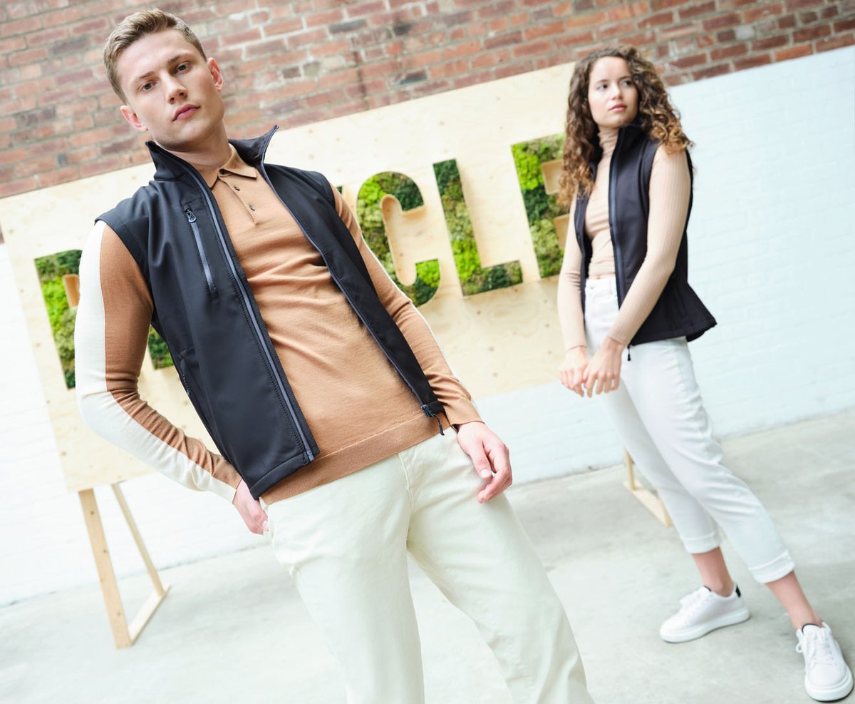 caswellsgroup's tweet photo. The Regatta 'Honestly Made' collection gives waste a new life - plastic taken from recycling plants is spun into thread and used to produce a range of stylish fleece and softshell jackets and gilets for men and women. https://t.co/nfCH3uLuJQ
#EcoRange #HonestlyMade #Workwear https://t.co/O4c7csIfYx