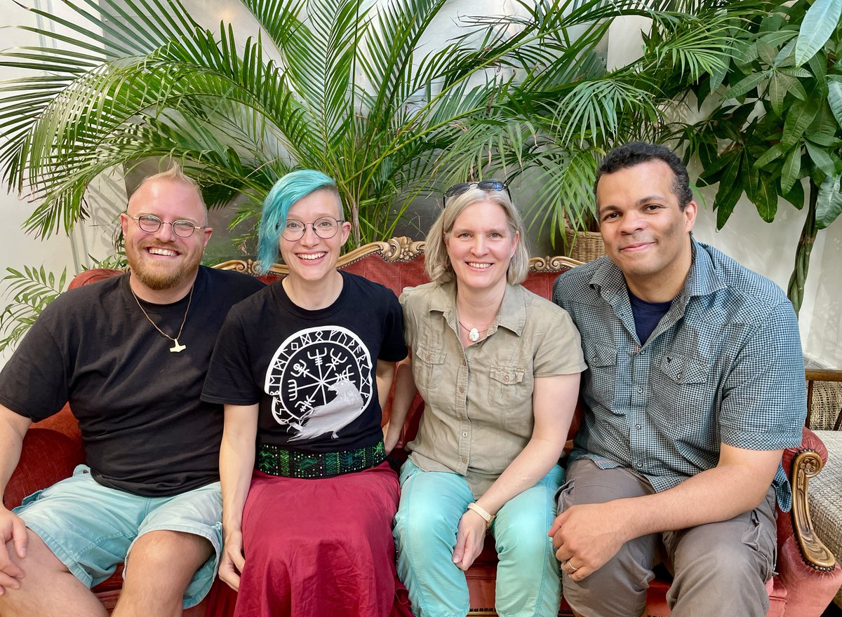 Wir haben am Samstag hier in Kerpen nicht nur in einem wunderbar kühlen Café gelesen, sondern uns auch mit leckeren Getränken erfrischt.

Wieder einmal eine schöne Doppel-#Lesung mit den Vögten, bei der wir u.a. auch das 20-jährige Jubiläum von <a href="/PiperFantasy/">Piper Fantasy</a> gefeiert haben.🙂💚