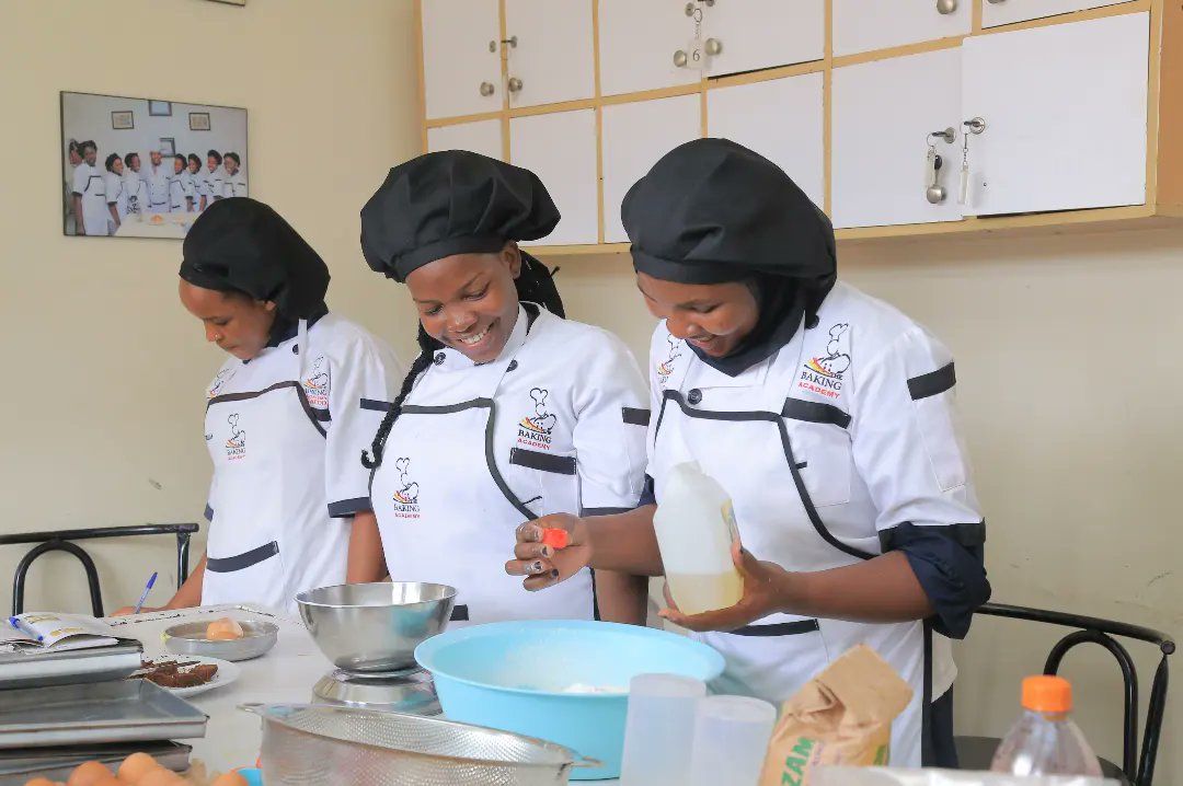 BakingAcademyUg's tweet photo. #BakeryClass 
Measuring of the material to use when baking #cookies &amp; #biscuits inorder to come up with a perfect outcome. 

#bakingfromscratch #bakery #bakeryandbasiccakedecirationclass #handsontraining https://t.co/2dPKnmYzvR