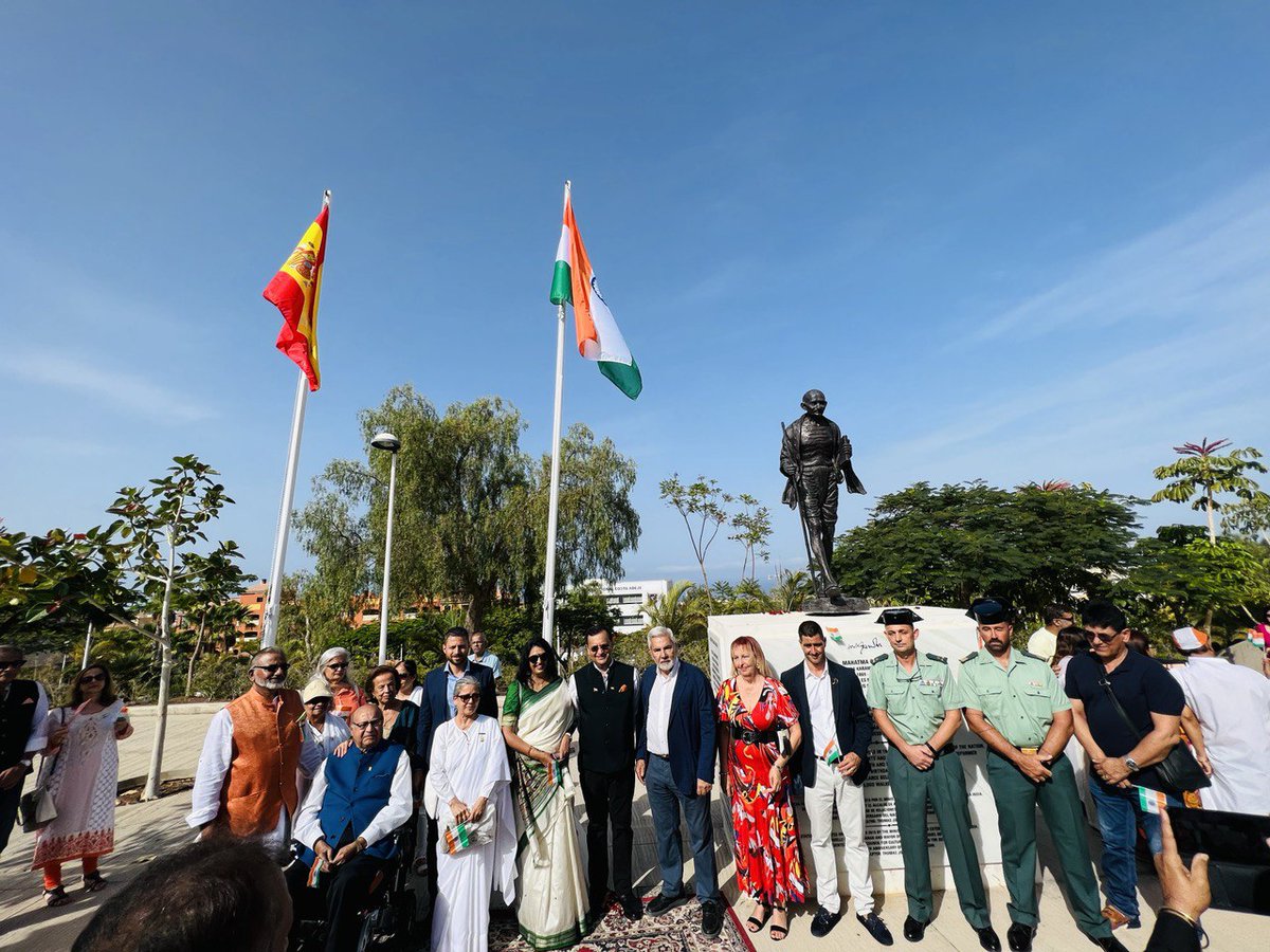 IndiainSpain's tweet photo. 75 glorious years of independence celebrated with great enthusiasm by the Indian community in Adeje, Tenerife, with the Tiranga hoisted by Amb @DineshKPatnaik . Mayor Mr. Jose Miguel Fraga and other officials from @adeje graced the occasion. 
@MAECgob
#AmritMahotsav https://t.co/YCLijFFLPS
